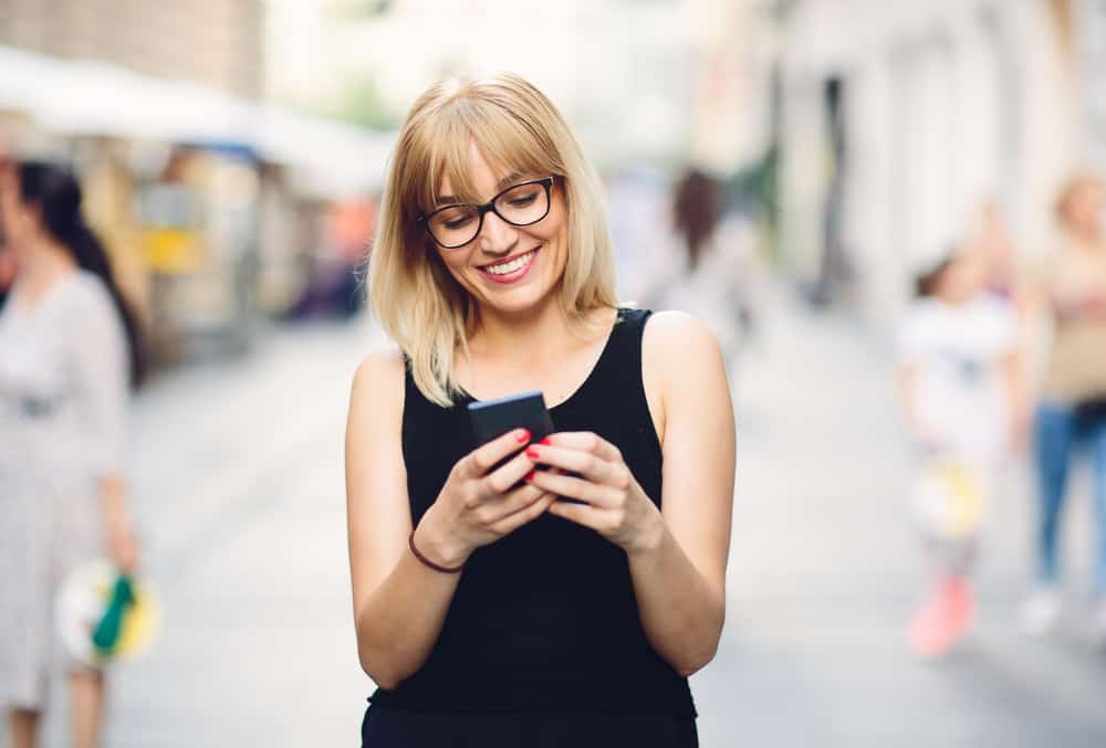 woman texting her boyfriend