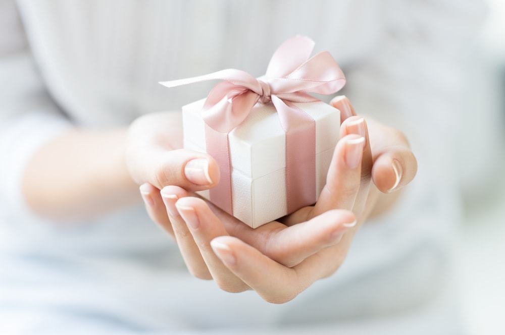 hands holding gift