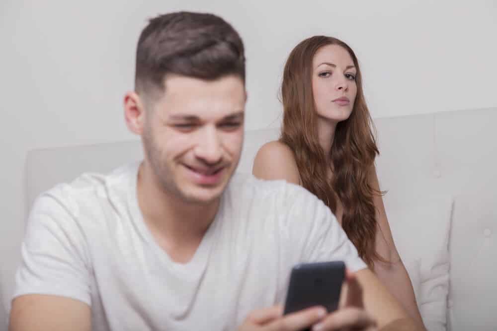 woman sees guy texting
