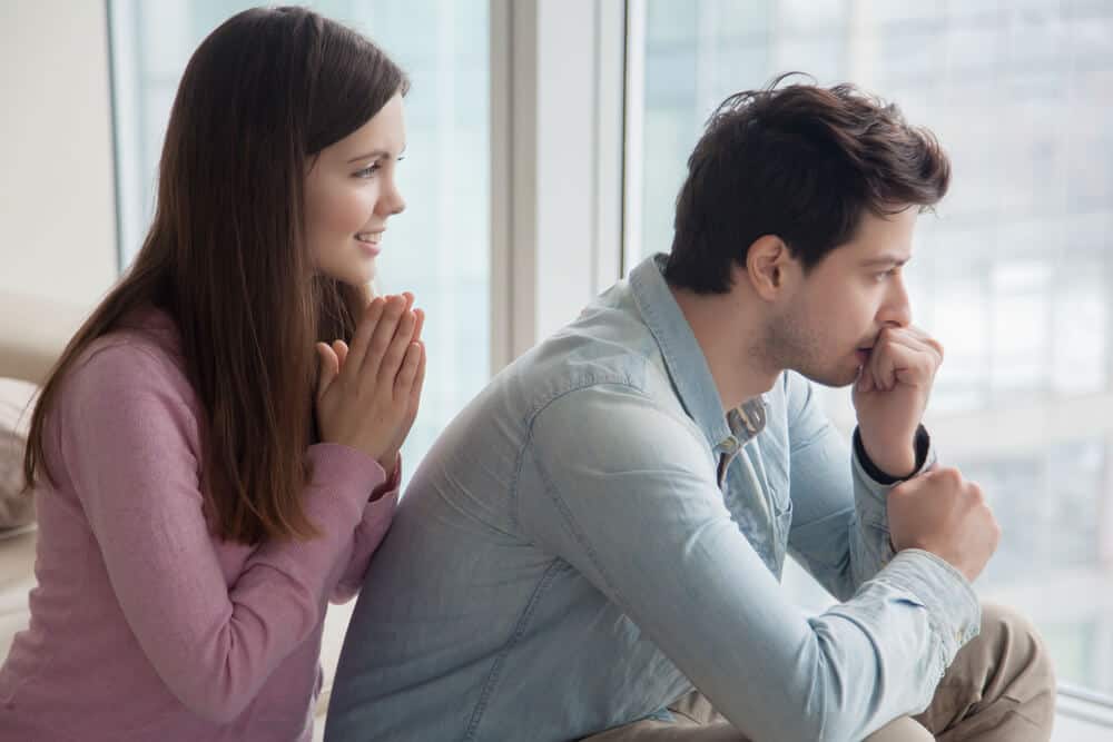woman apologizing to her boyfriend