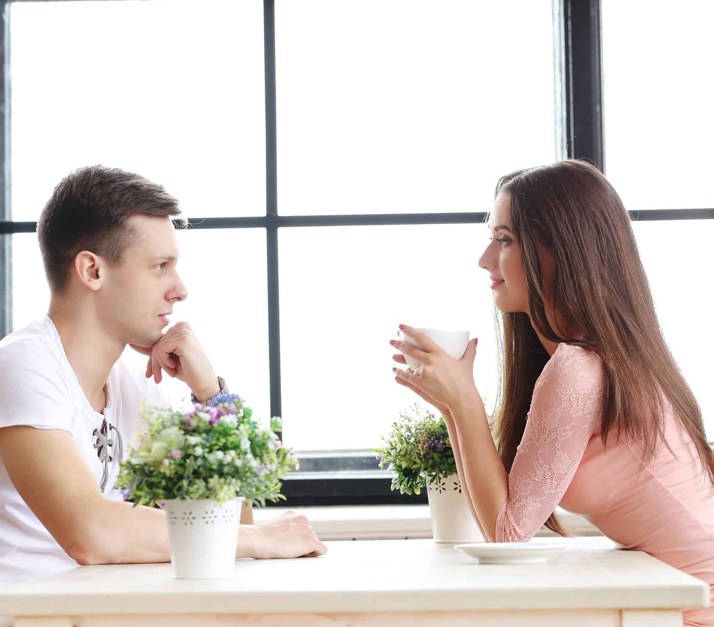 couple talk table coffe