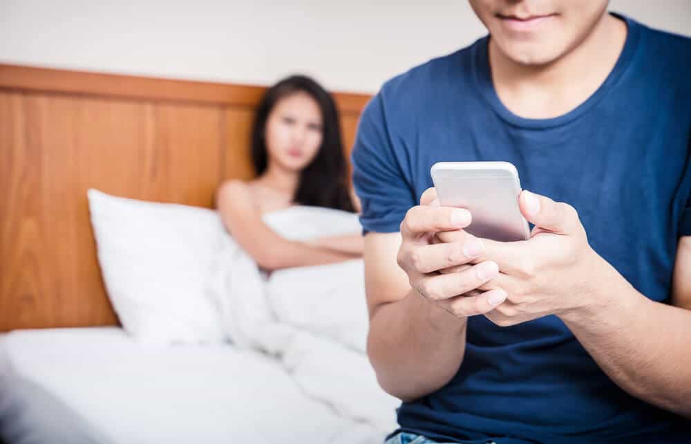 boyfriend texting his ex