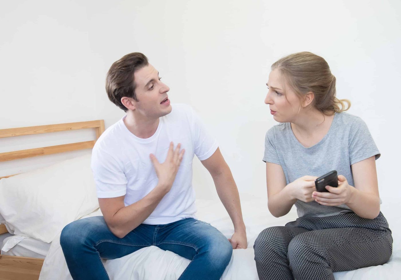 woman fight with man over smartphone text